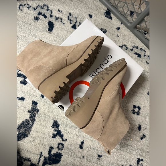 WORN ONCE WATERPROOF BOOTS - Picture 7 of 9